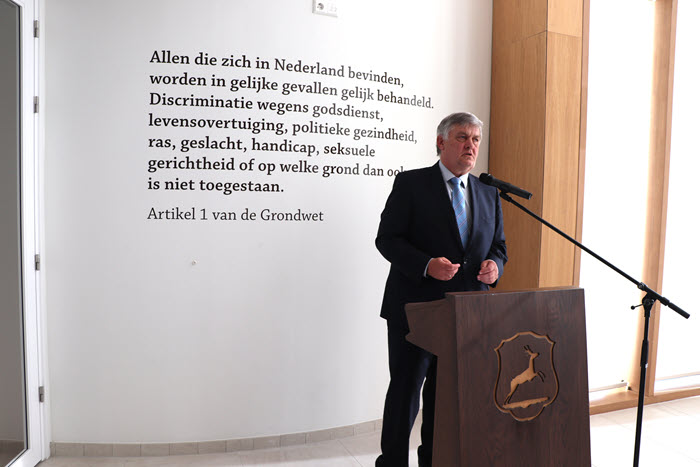 Artikel 1 van de Grondwet zichtbaar in het gemeentehuis - Puttensezaken.nl